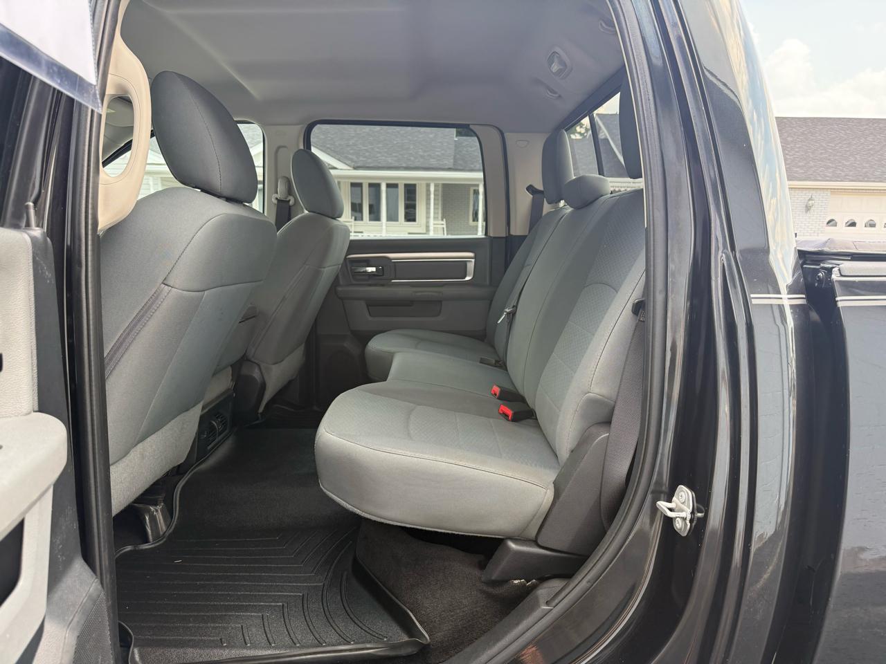 RAM 1500 4WD Crew Cab 140.5" SLT 2017