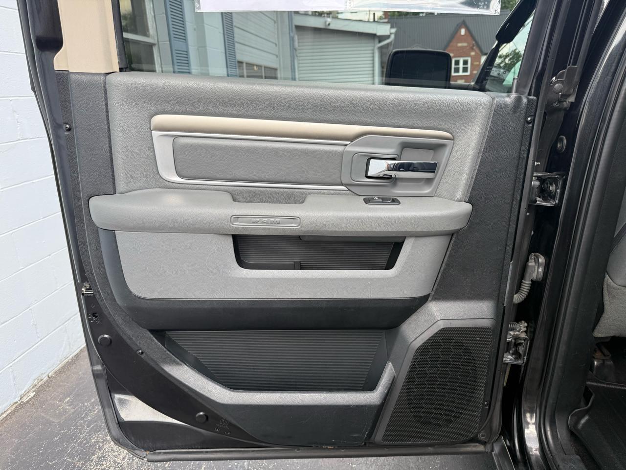 RAM 1500 4WD Crew Cab 140.5" SLT 2017