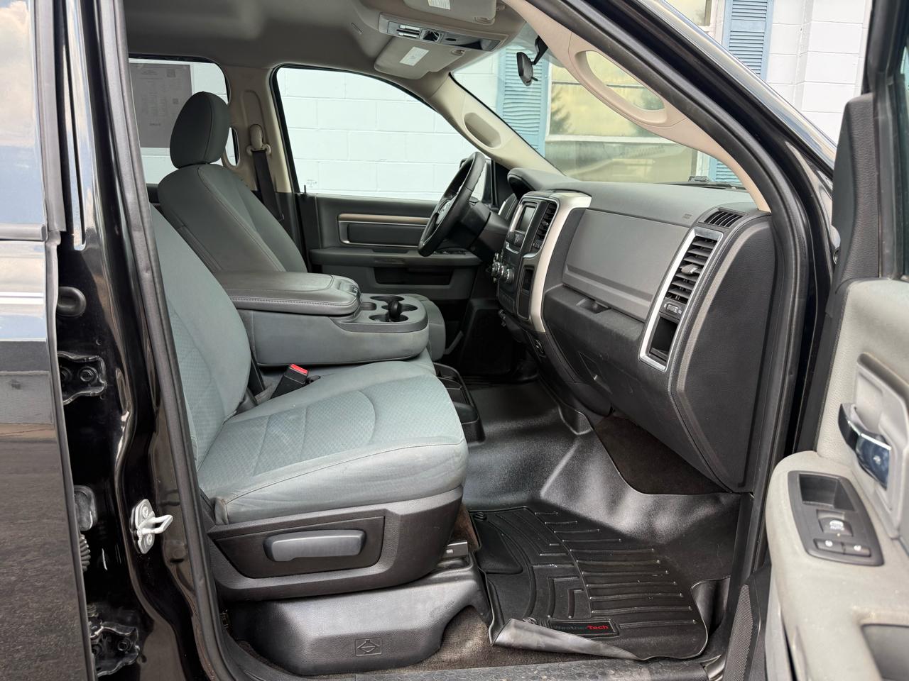 RAM 1500 4WD Crew Cab 140.5" SLT 2017