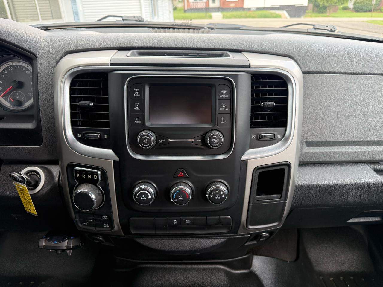 RAM 1500 4WD Crew Cab 140.5" SLT 2017