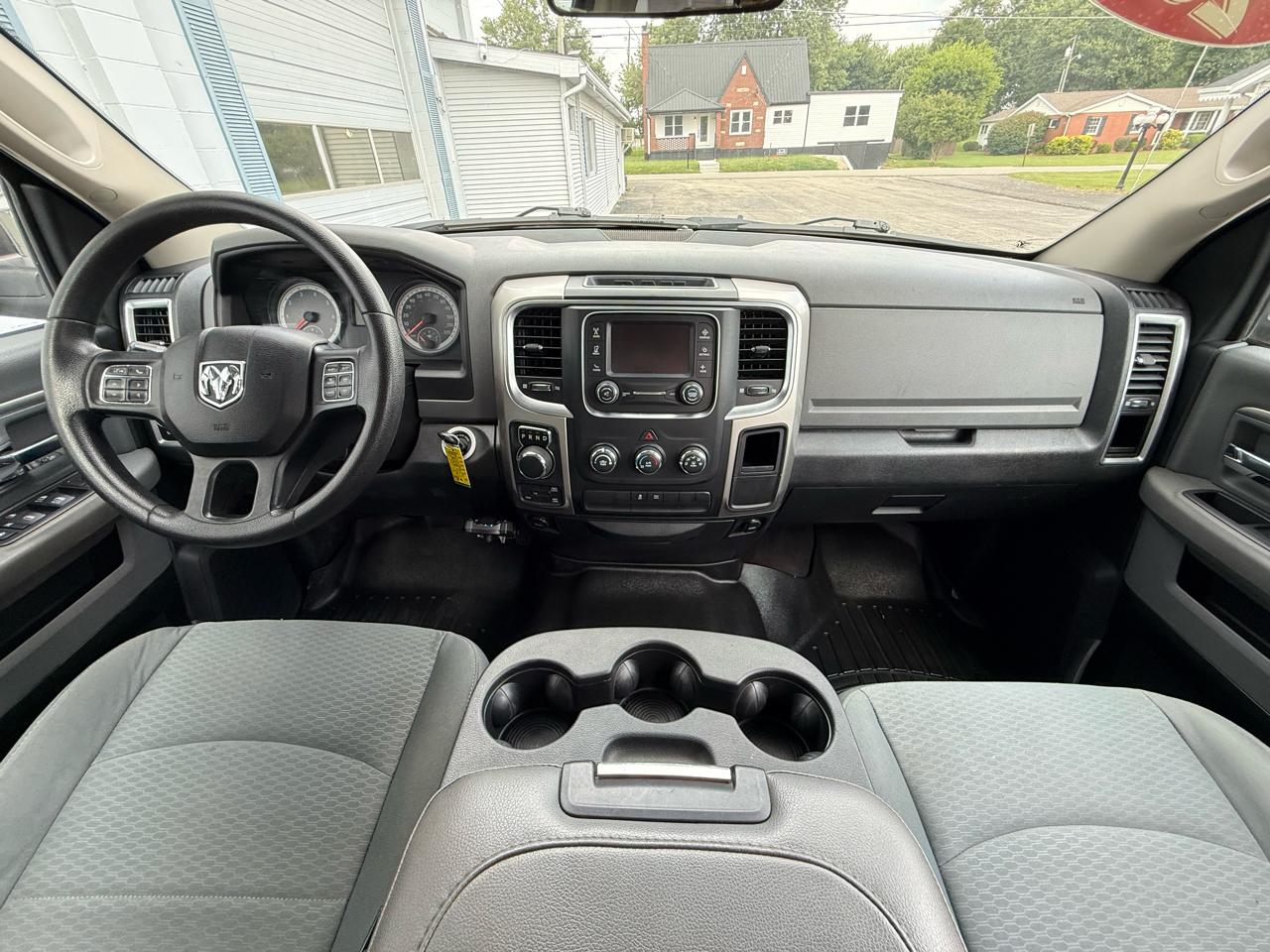 RAM 1500 4WD Crew Cab 140.5" SLT 2017