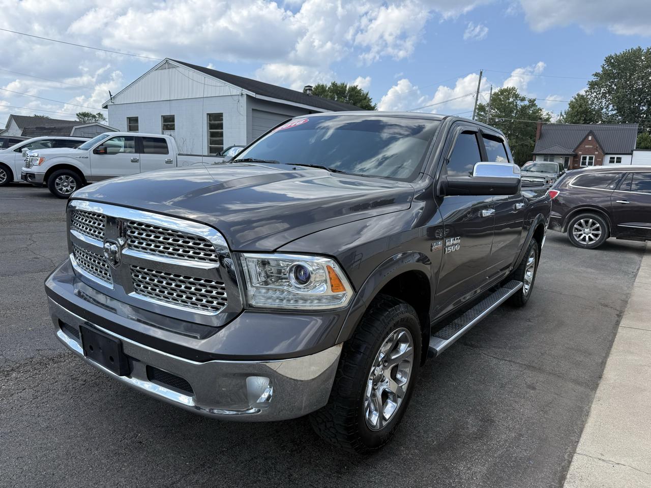 RAM 1500 4WD Crew Cab 140.5" Laramie 2016