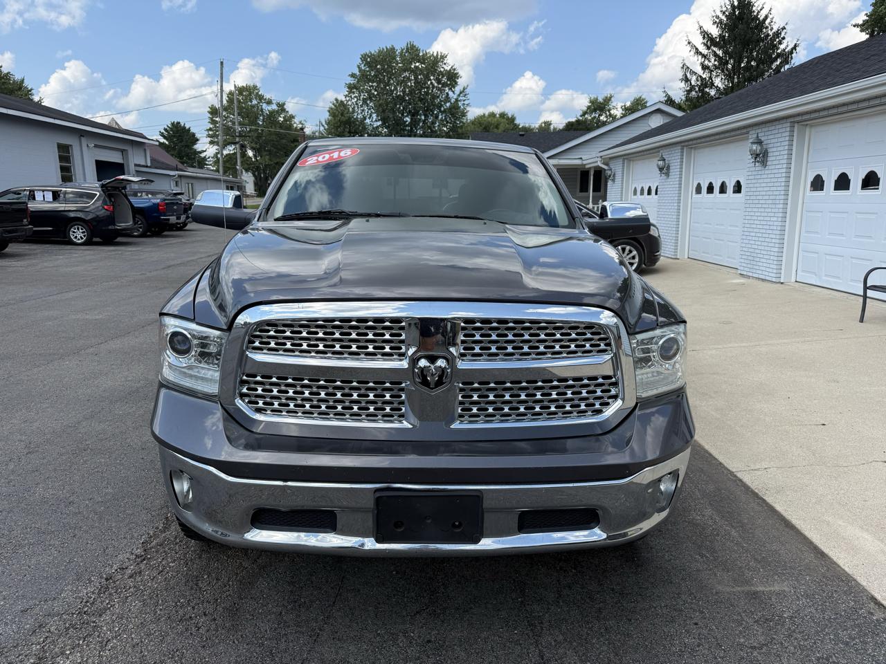 RAM 1500 4WD Crew Cab 140.5" Laramie 2016