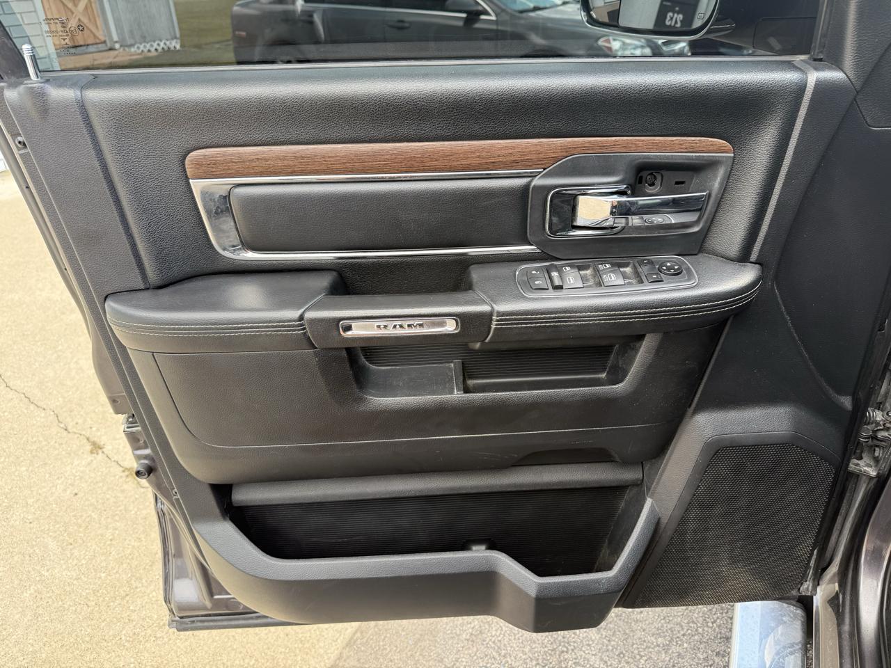 RAM 1500 4WD Crew Cab 140.5" Laramie 2016