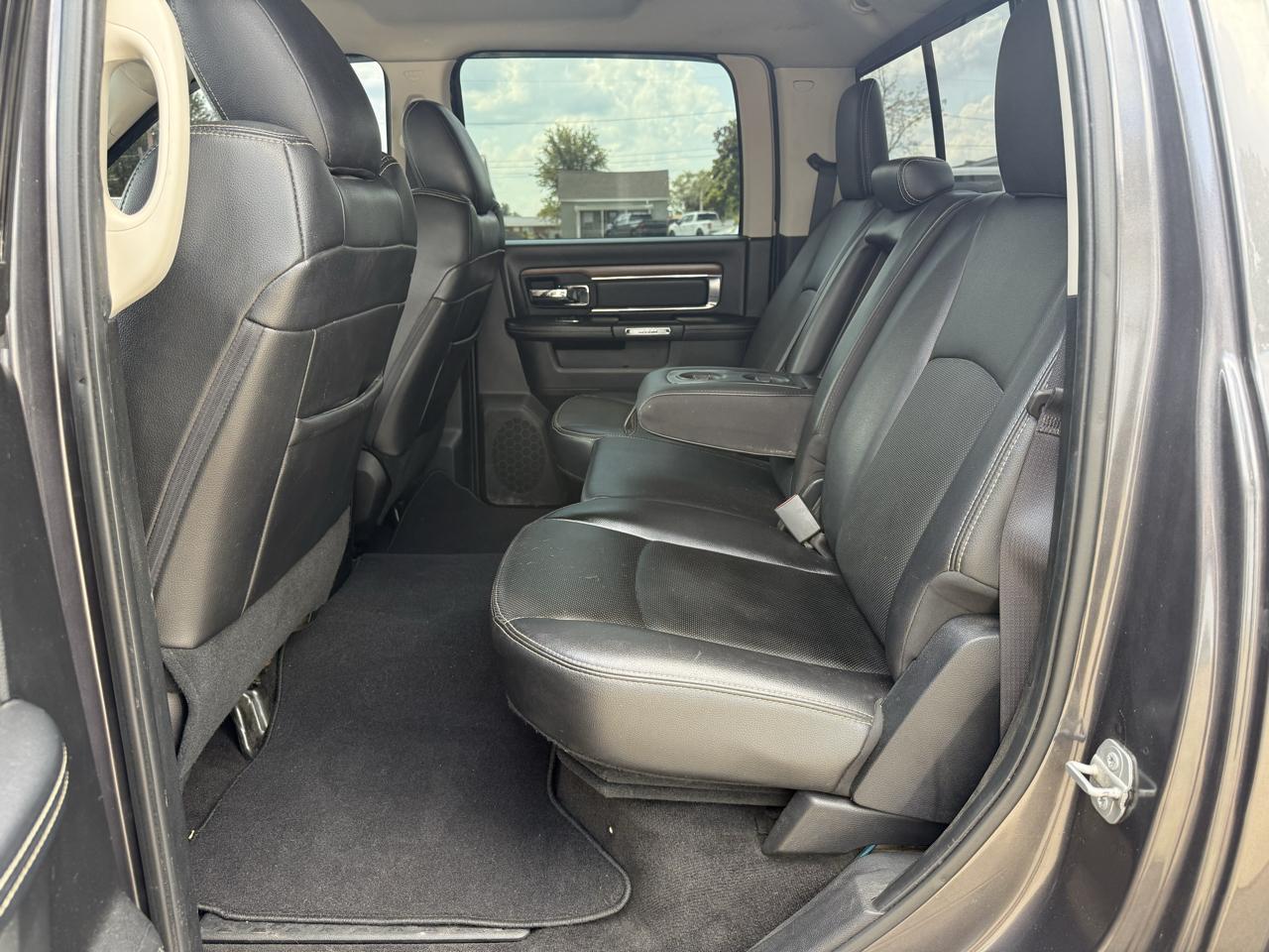 RAM 1500 4WD Crew Cab 140.5" Laramie 2016