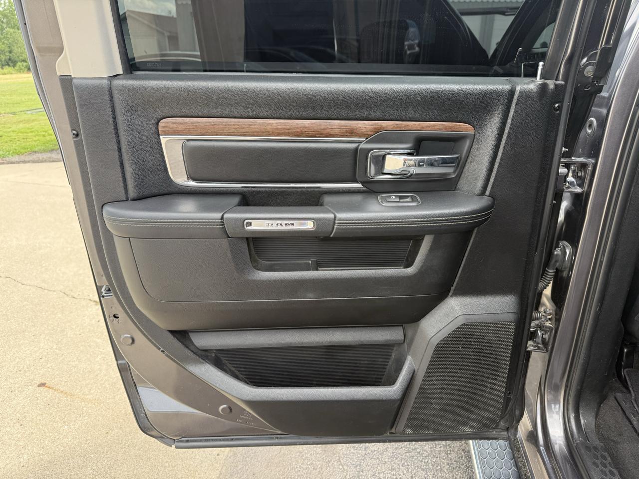 RAM 1500 4WD Crew Cab 140.5" Laramie 2016