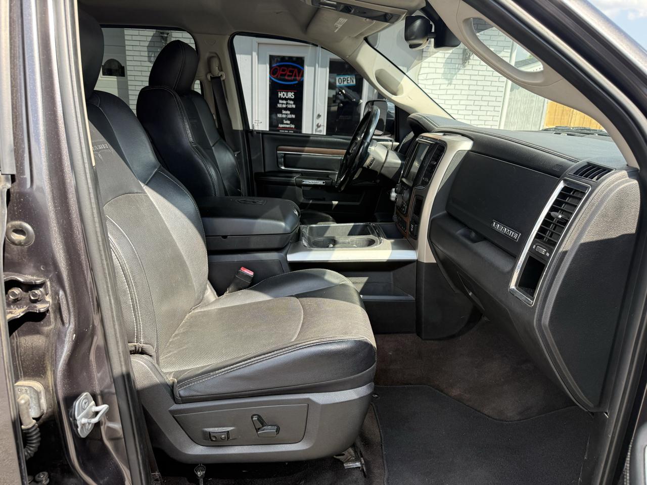 RAM 1500 4WD Crew Cab 140.5" Laramie 2016