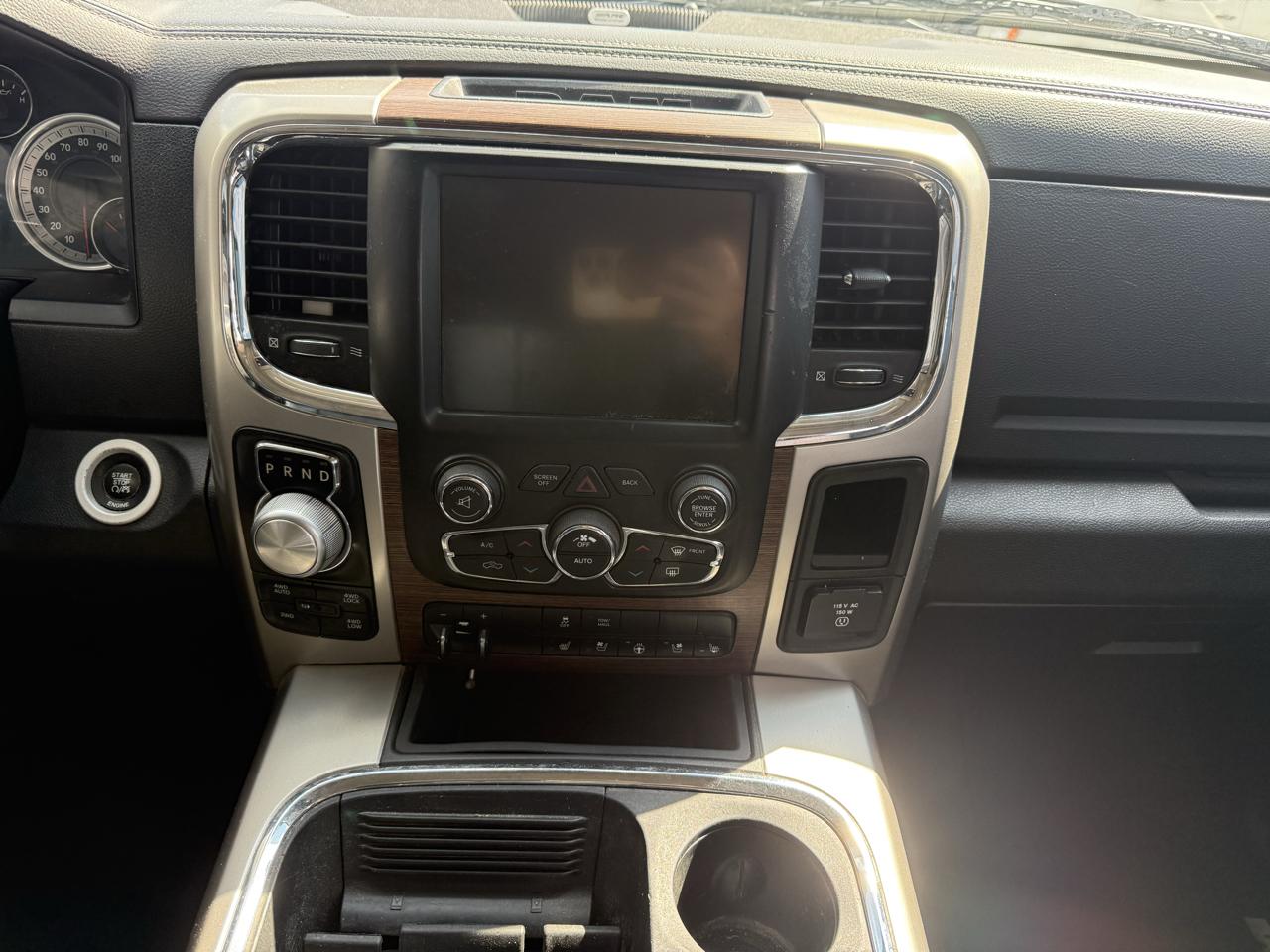 RAM 1500 4WD Crew Cab 140.5" Laramie 2016