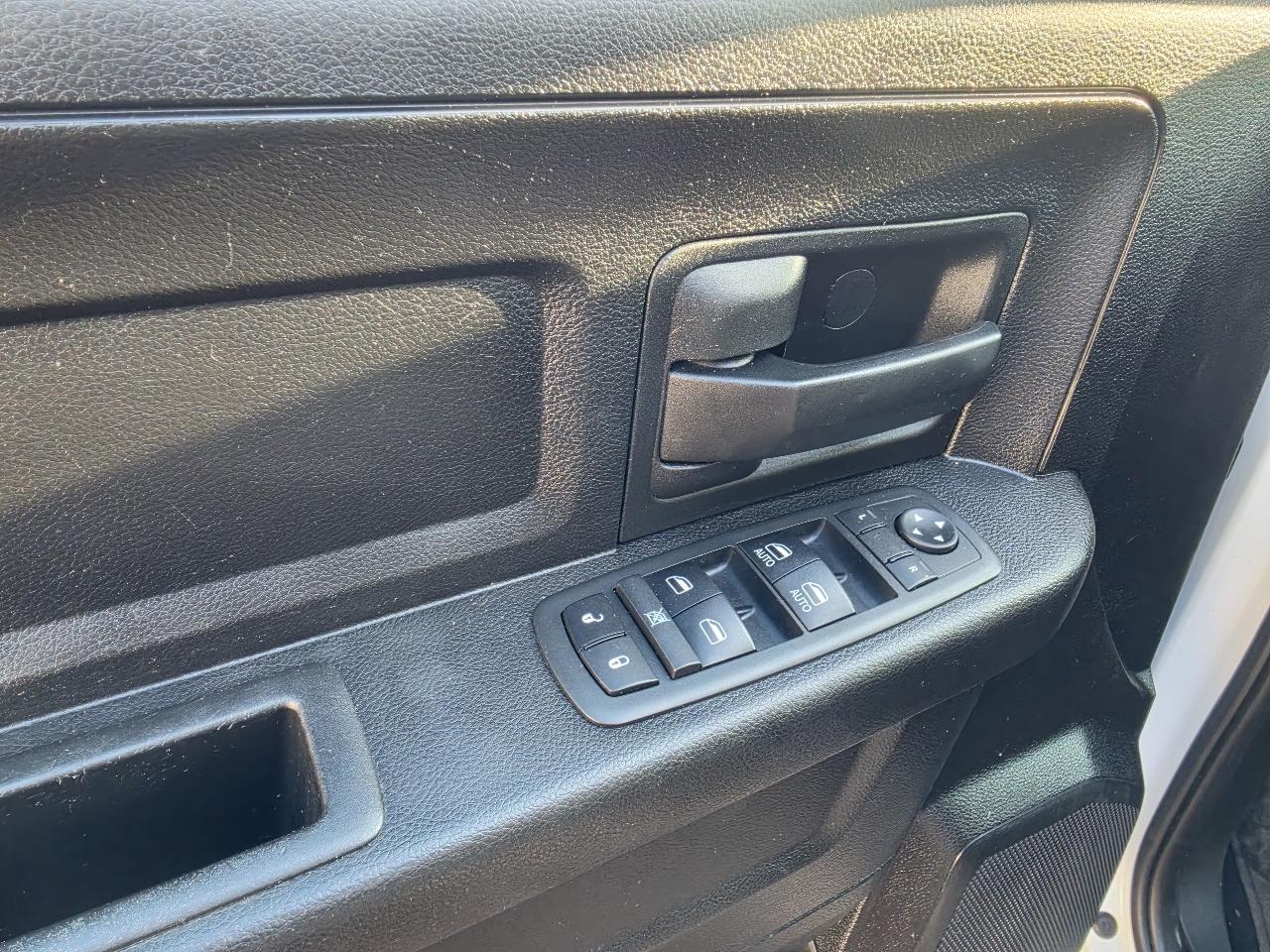 RAM 1500 Classic Express 4x4 Crew Cab 5'7" Box 2019