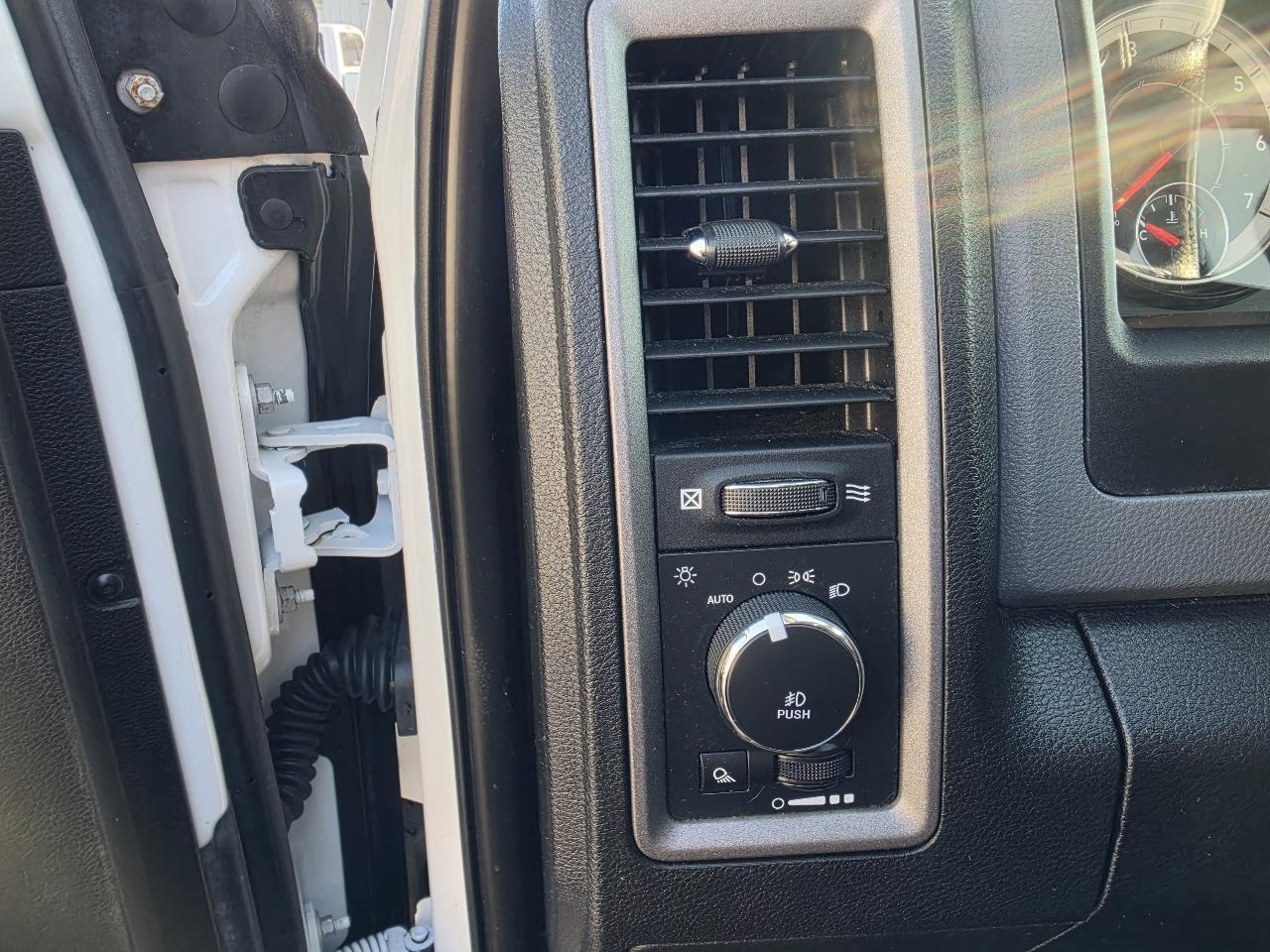 RAM 1500 Classic Express 4x4 Crew Cab 5'7" Box 2019