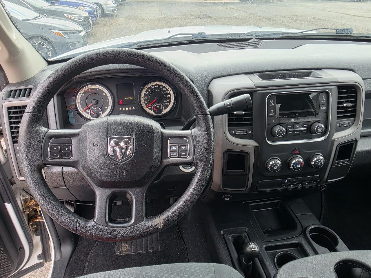 RAM 3500 4WD Reg Cab 140.5" Tradesman 2016