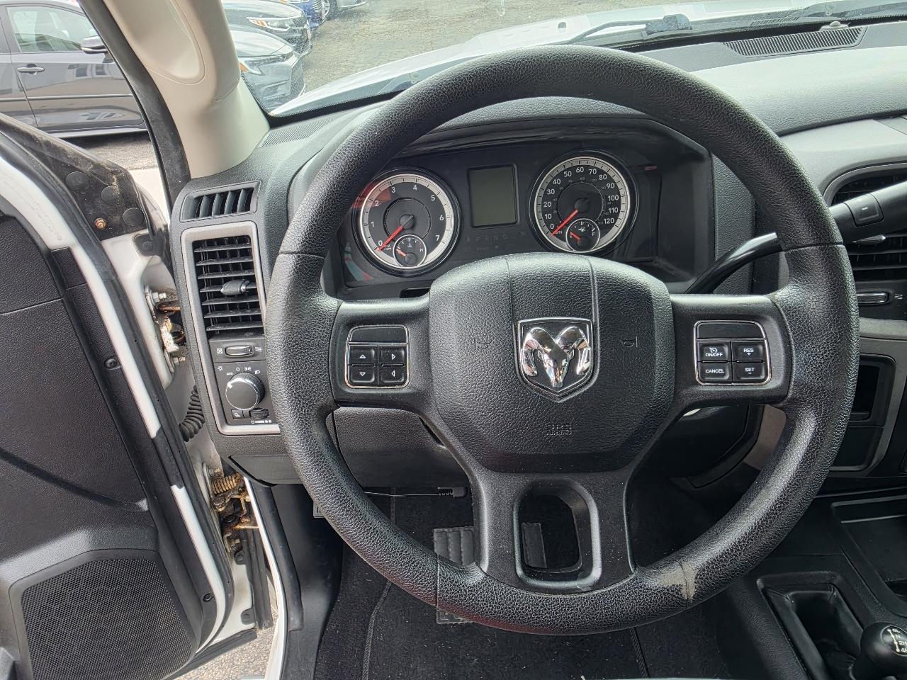 RAM 3500 4WD Reg Cab 140.5" Tradesman 2016