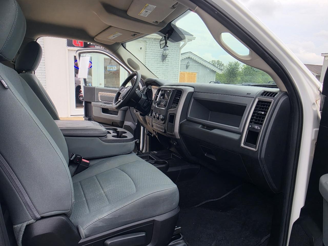 RAM 3500 4WD Reg Cab 140.5" Tradesman 2016
