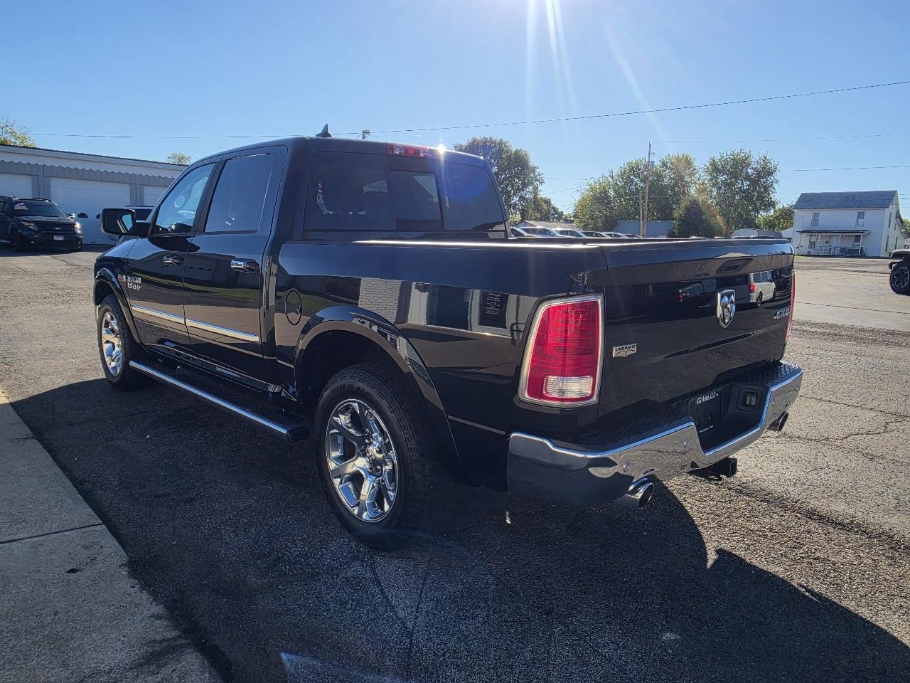 RAM 1500 4WD Crew Cab 140.5" Laramie 2016