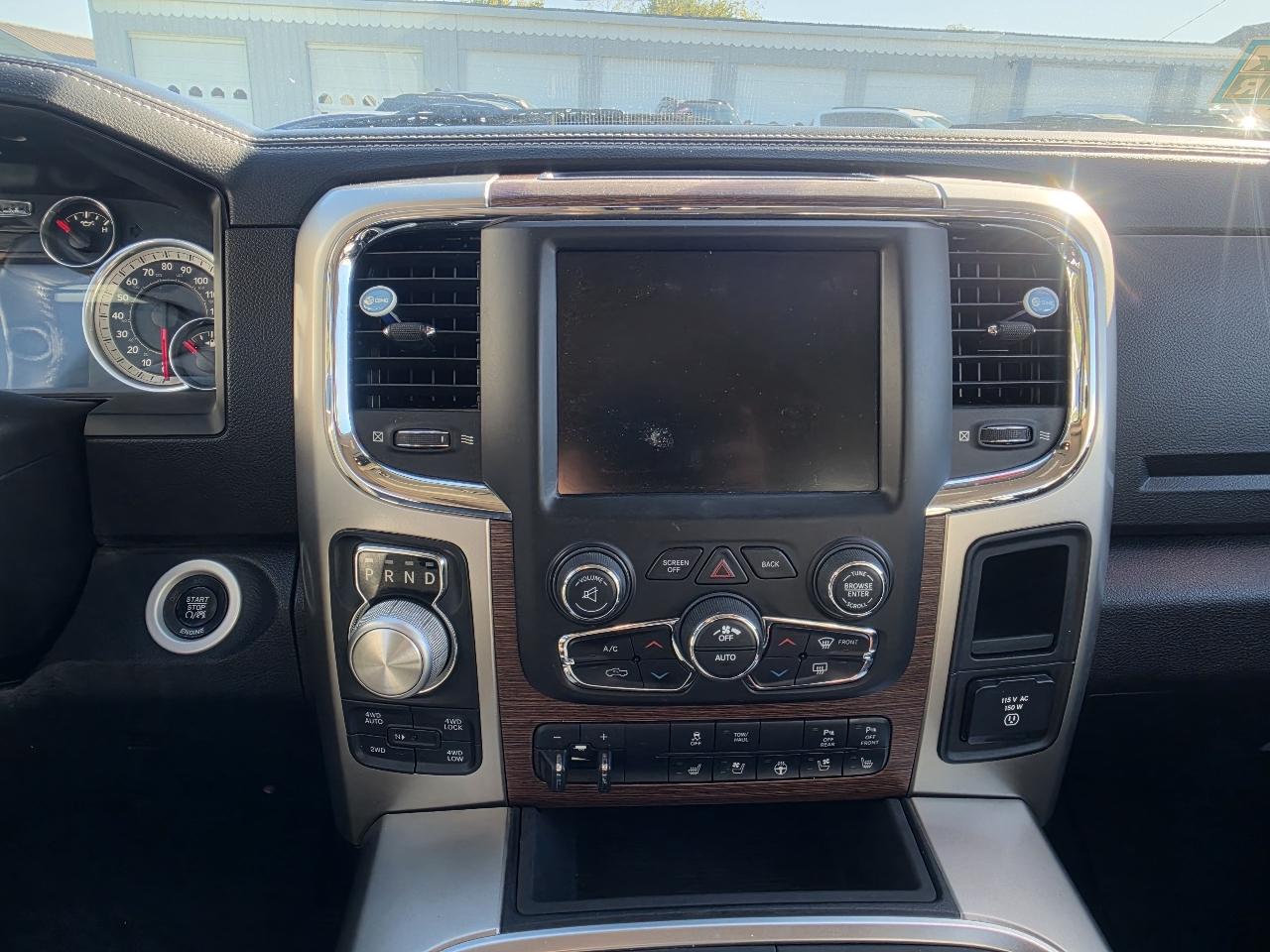 RAM 1500 4WD Crew Cab 140.5" Laramie 2016