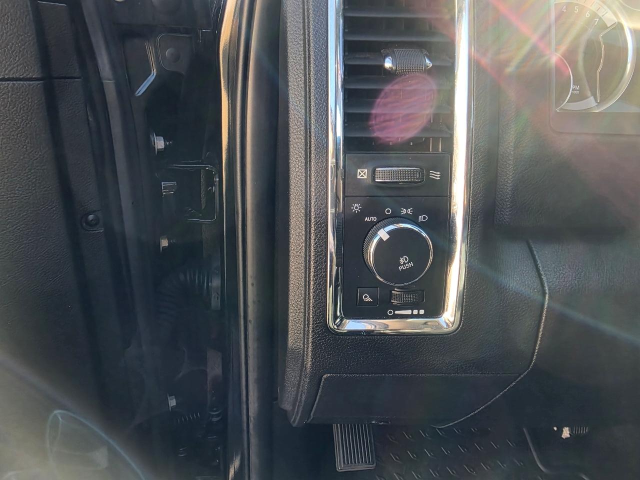 RAM 1500 4WD Crew Cab 140.5" Laramie 2016
