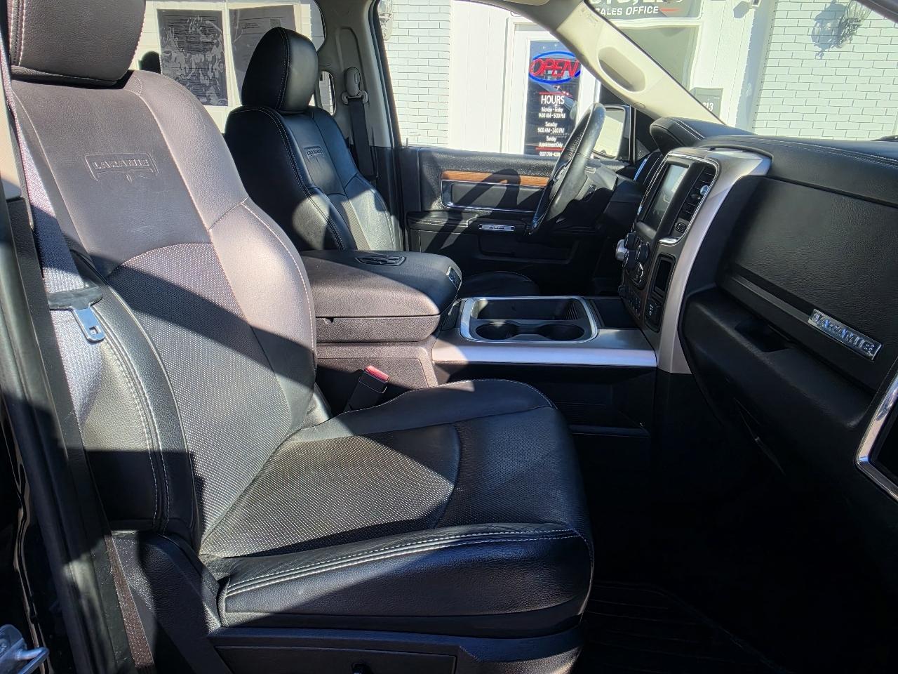 RAM 1500 4WD Crew Cab 140.5" Laramie 2016