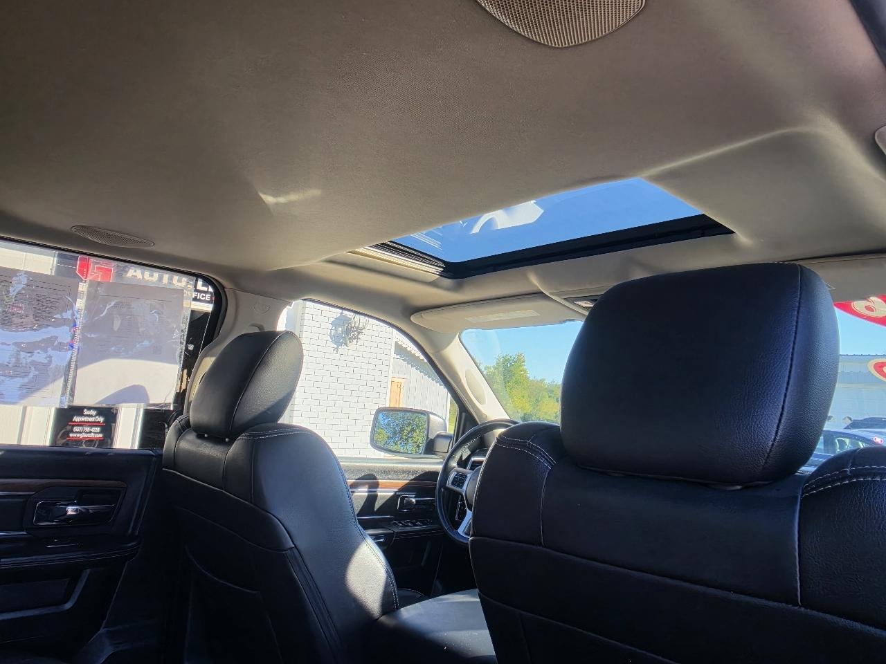 RAM 1500 4WD Crew Cab 140.5" Laramie 2016