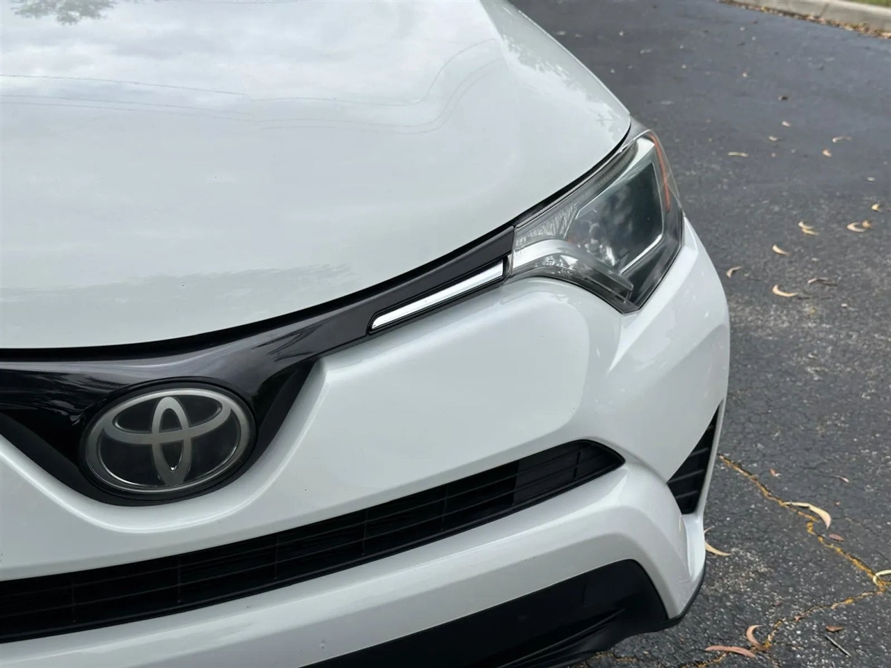 Toyota RAV4 LE FWD 2017