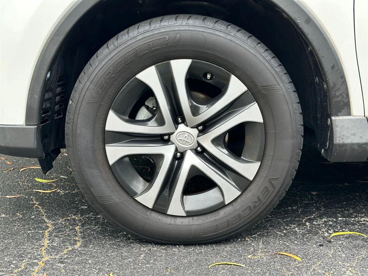 2017 Toyota RAV4 LE photo 3