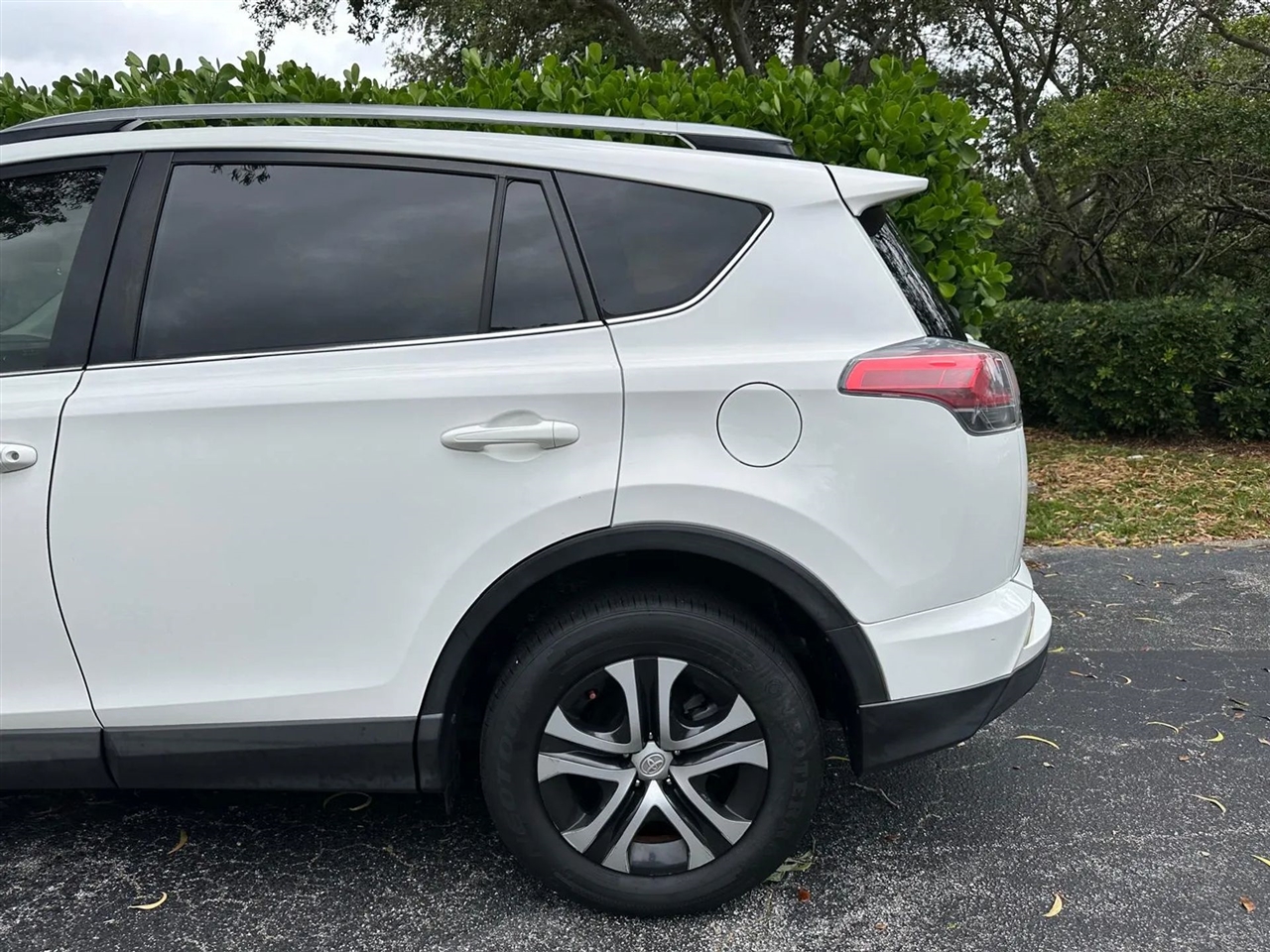 Toyota RAV4 LE FWD 2017