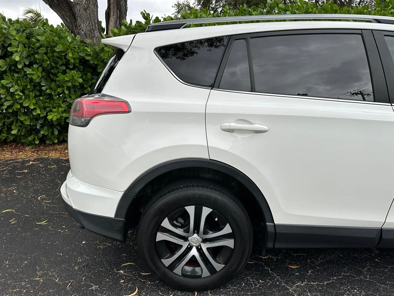 Toyota RAV4 LE FWD 2017