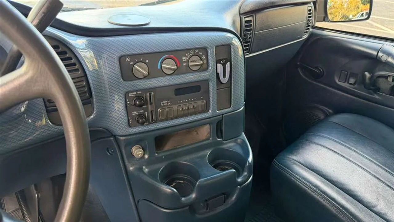 Chevrolet Astro Cargo Van 2WD 2005
