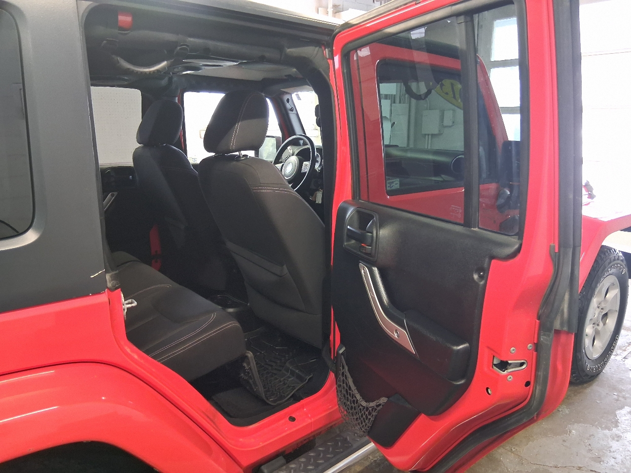Jeep Wrangler Unlimited 4WD 4dr Sahara 2013
