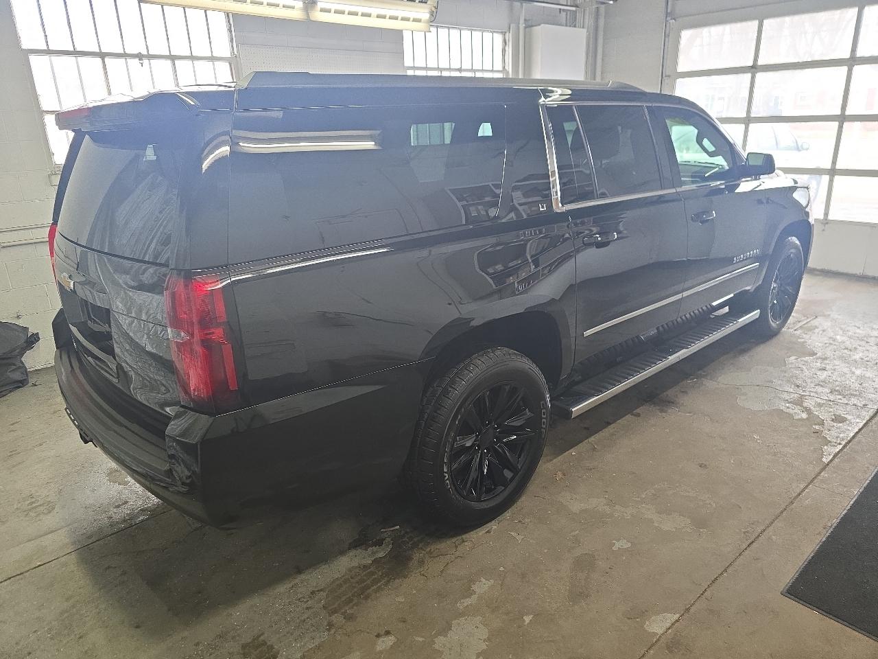 Chevrolet Suburban 4WD 4dr 1500 LT 2019