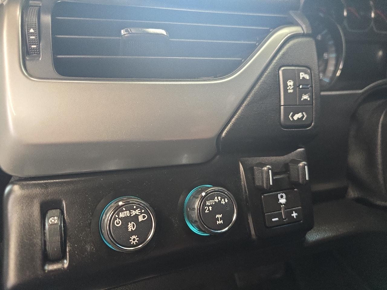 Chevrolet Suburban 4WD 4dr 1500 LT 2019