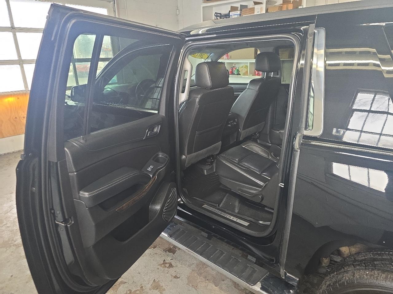 Chevrolet Suburban 4WD 4dr 1500 LT 2019