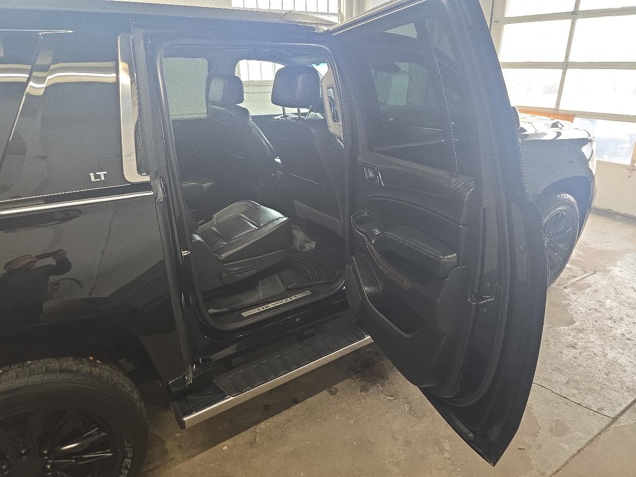 Chevrolet Suburban 4WD 4dr 1500 LT 2019