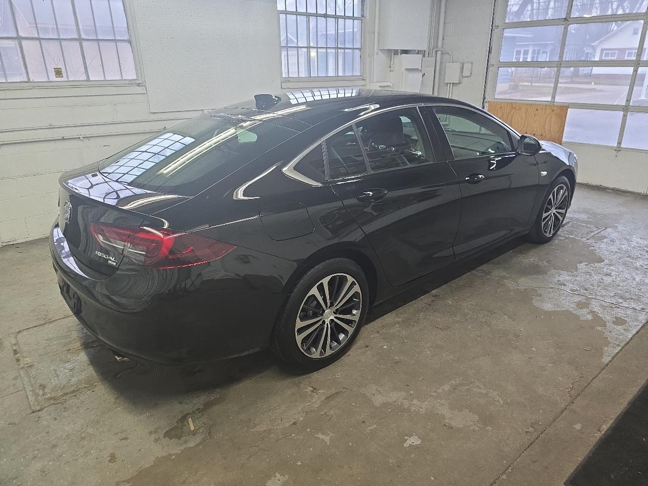 Buick Regal Sportback 4dr Sdn Essence AWD 2018