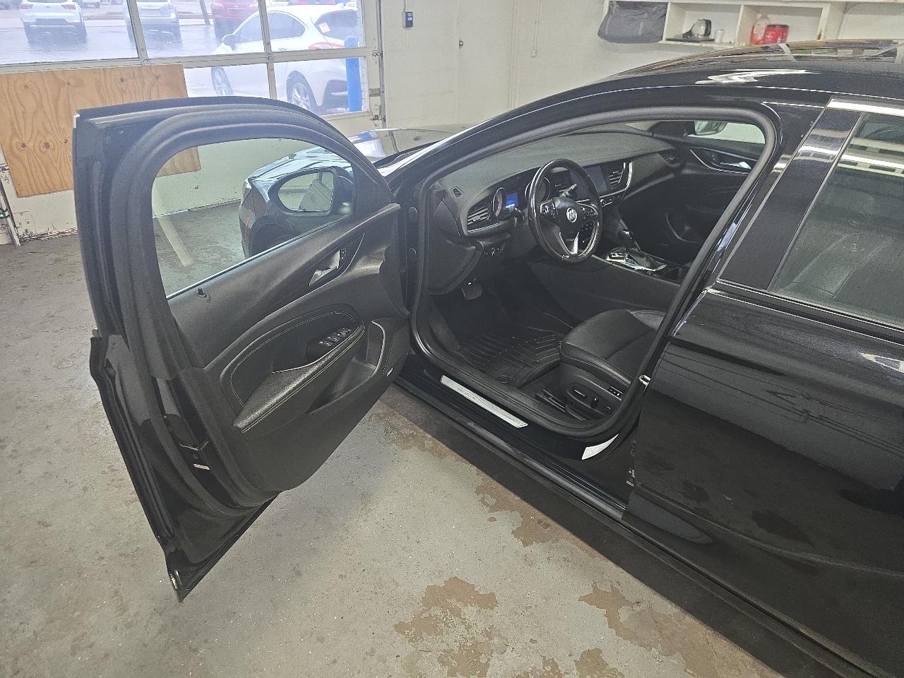 Buick Regal Sportback 4dr Sdn Essence AWD 2018