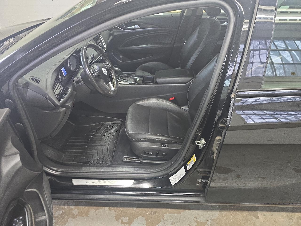 Buick Regal Sportback 4dr Sdn Essence AWD 2018