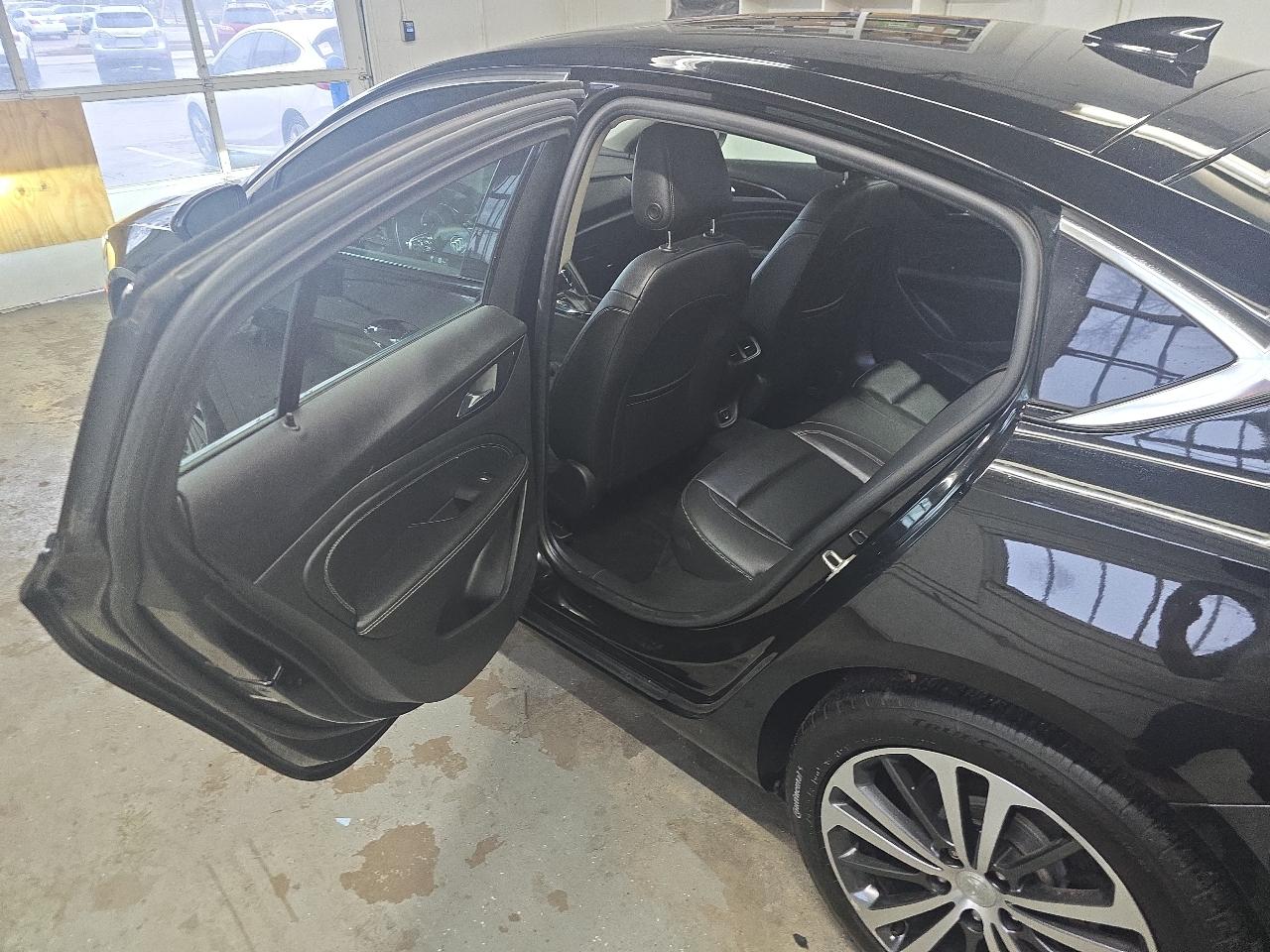 Buick Regal Sportback 4dr Sdn Essence AWD 2018