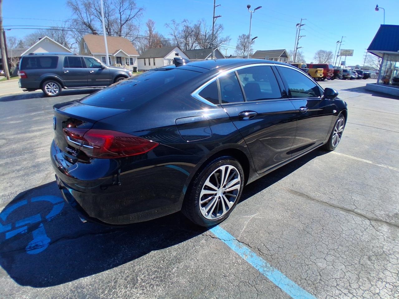 Buick Regal Sportback 4dr Sdn Essence AWD 2019