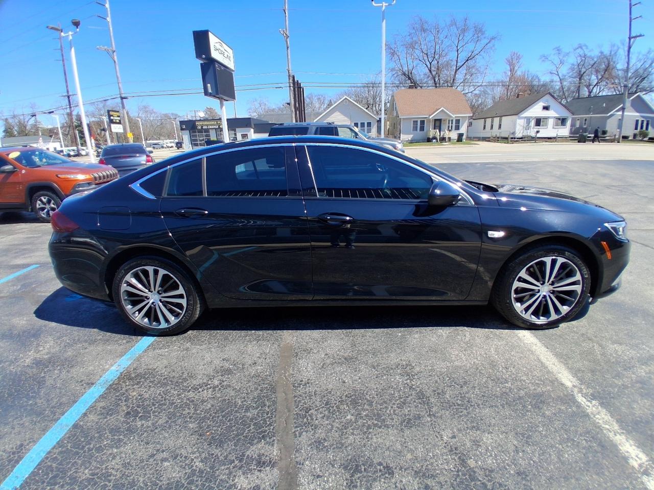 Buick Regal Sportback 4dr Sdn Essence AWD 2019