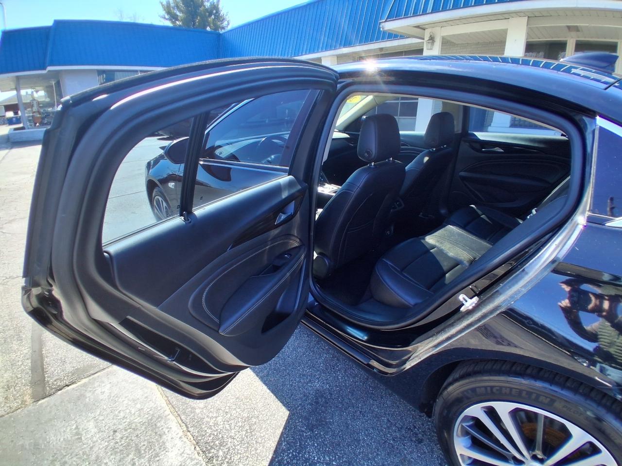 Buick Regal Sportback 4dr Sdn Essence AWD 2019