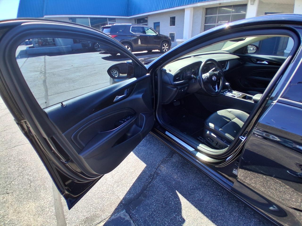 Buick Regal Sportback 4dr Sdn Essence AWD 2019