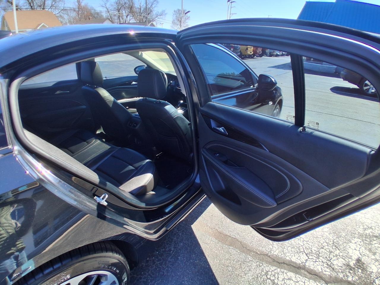 Buick Regal Sportback 4dr Sdn Essence AWD 2019