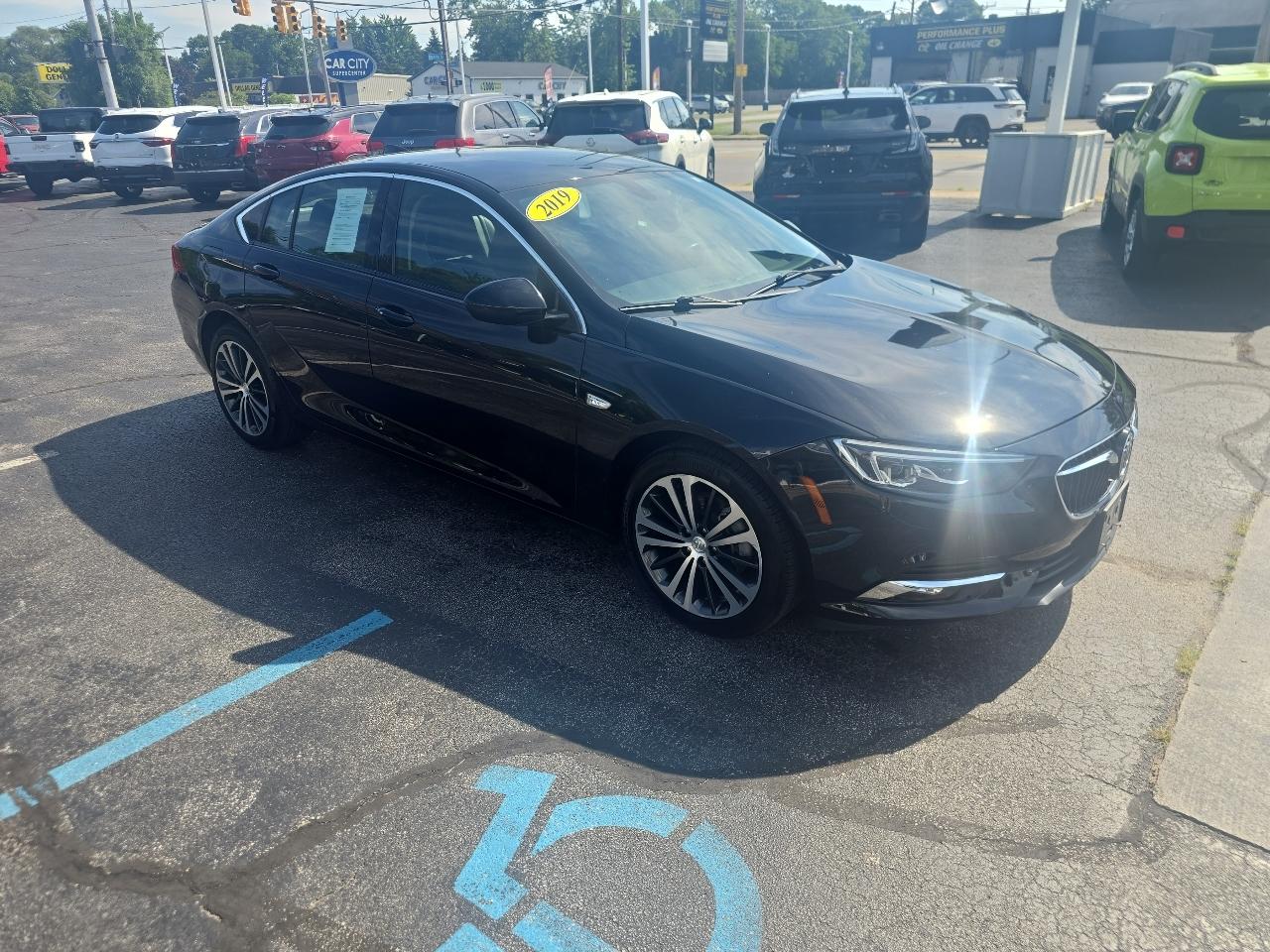 Buick Regal Sportback 4dr Sdn Essence FWD 2019