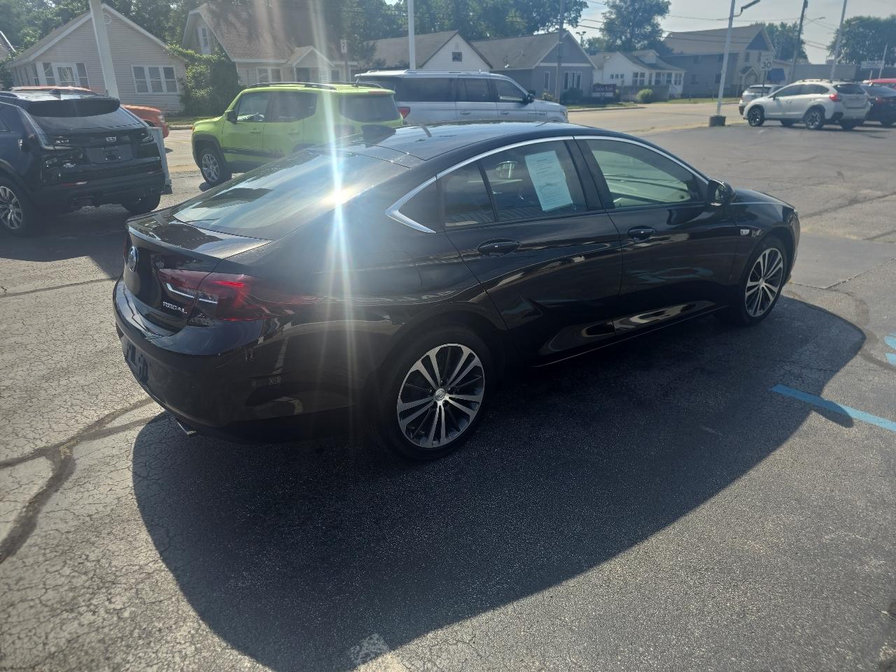 Buick Regal Sportback 4dr Sdn Essence FWD 2019