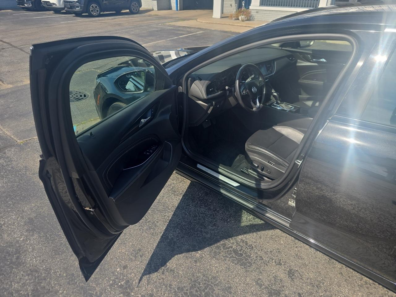 Buick Regal Sportback 4dr Sdn Essence FWD 2019