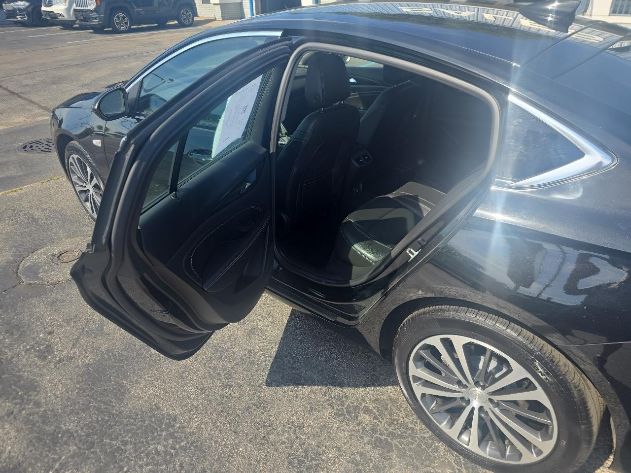 Buick Regal Sportback 4dr Sdn Essence FWD 2019