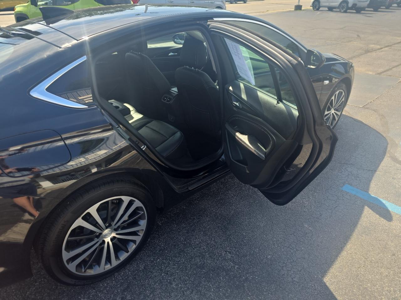 Buick Regal Sportback 4dr Sdn Essence FWD 2019