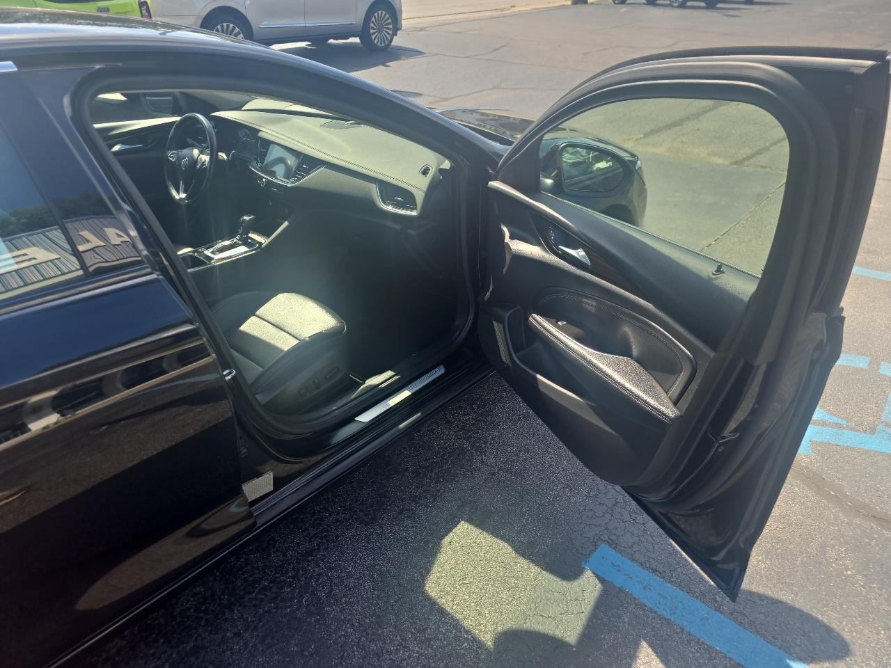 Buick Regal Sportback 4dr Sdn Essence FWD 2019