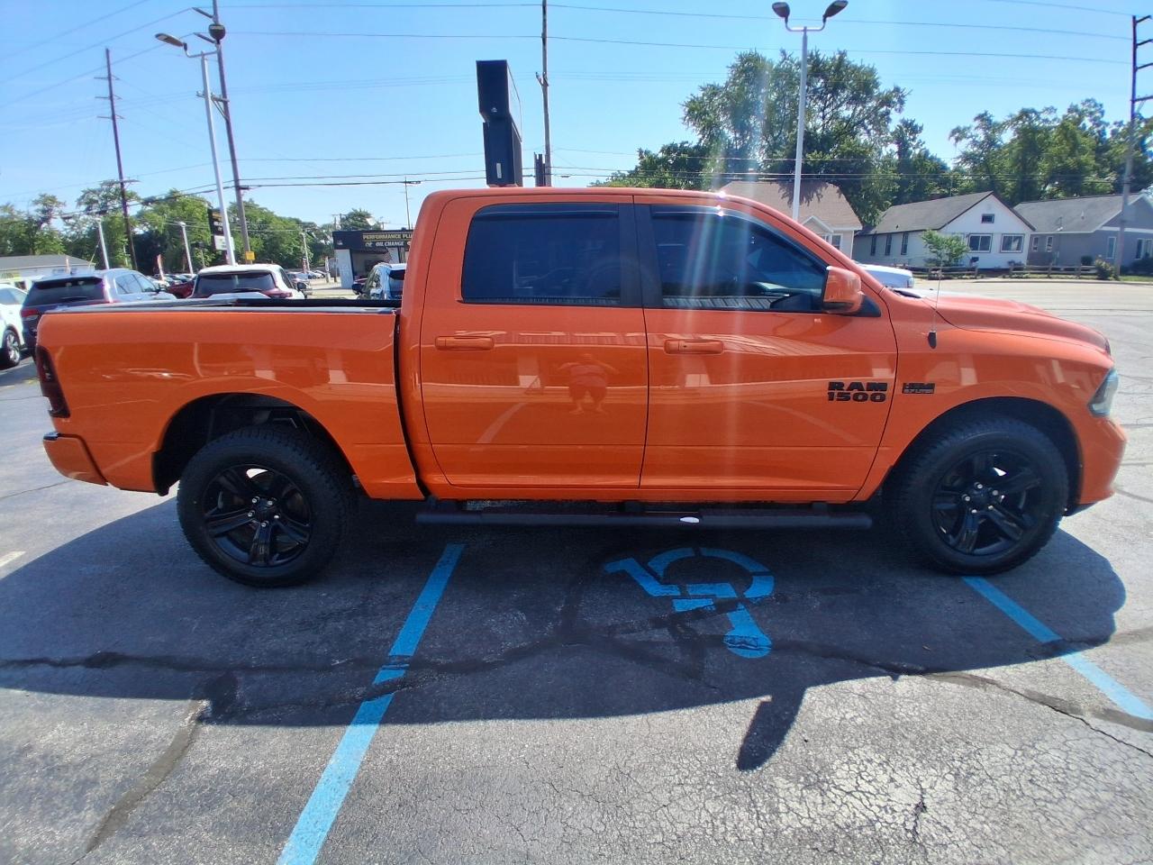 RAM 1500 4WD Crew Cab 140.5" Sport 2017