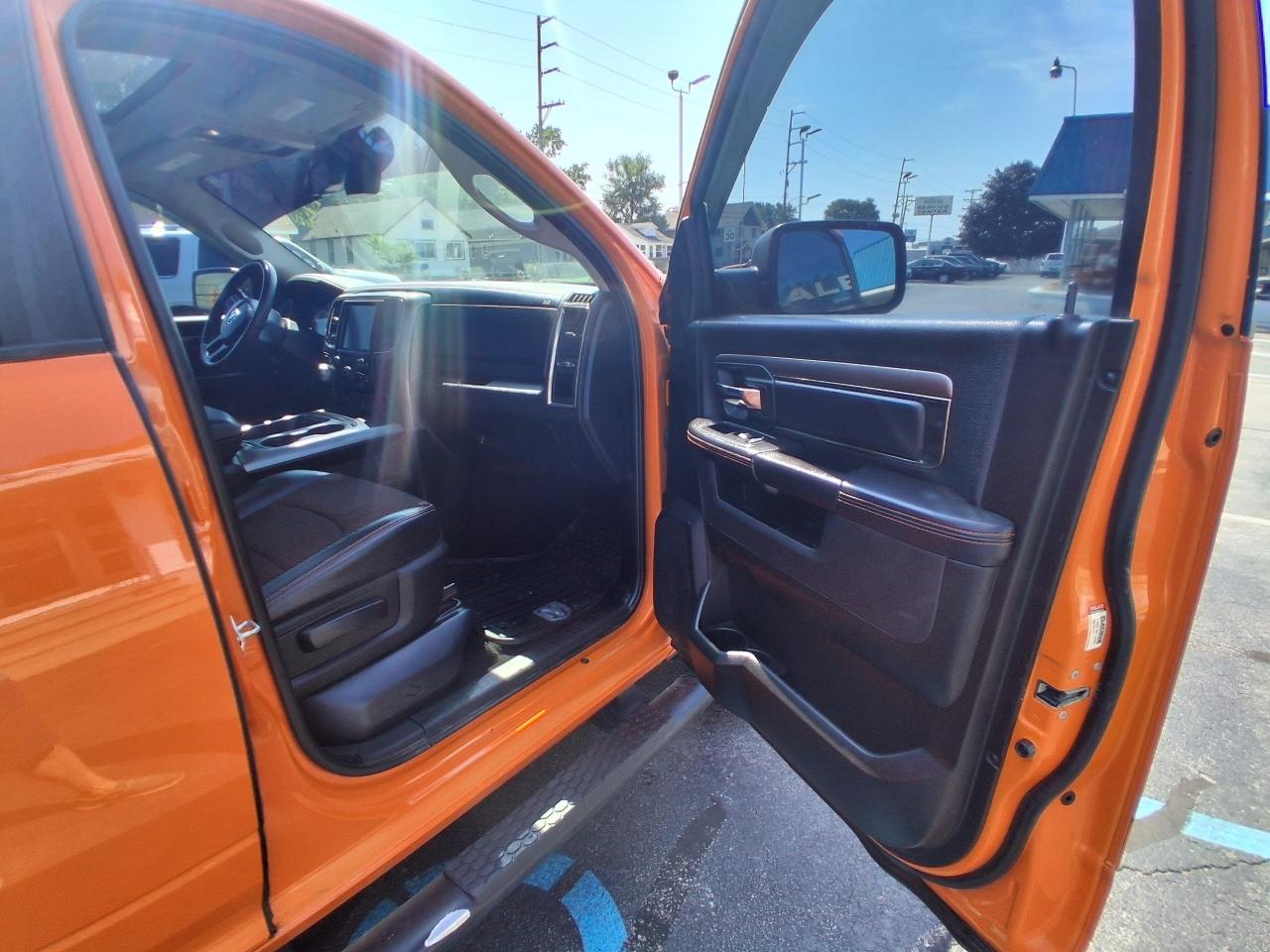 RAM 1500 4WD Crew Cab 140.5" Sport 2017