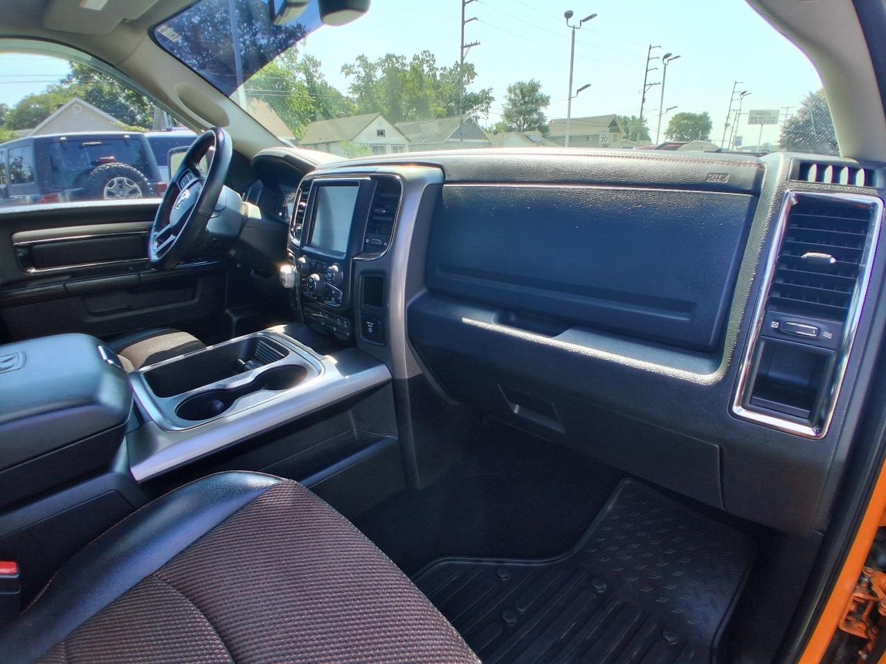 RAM 1500 4WD Crew Cab 140.5" Sport 2017